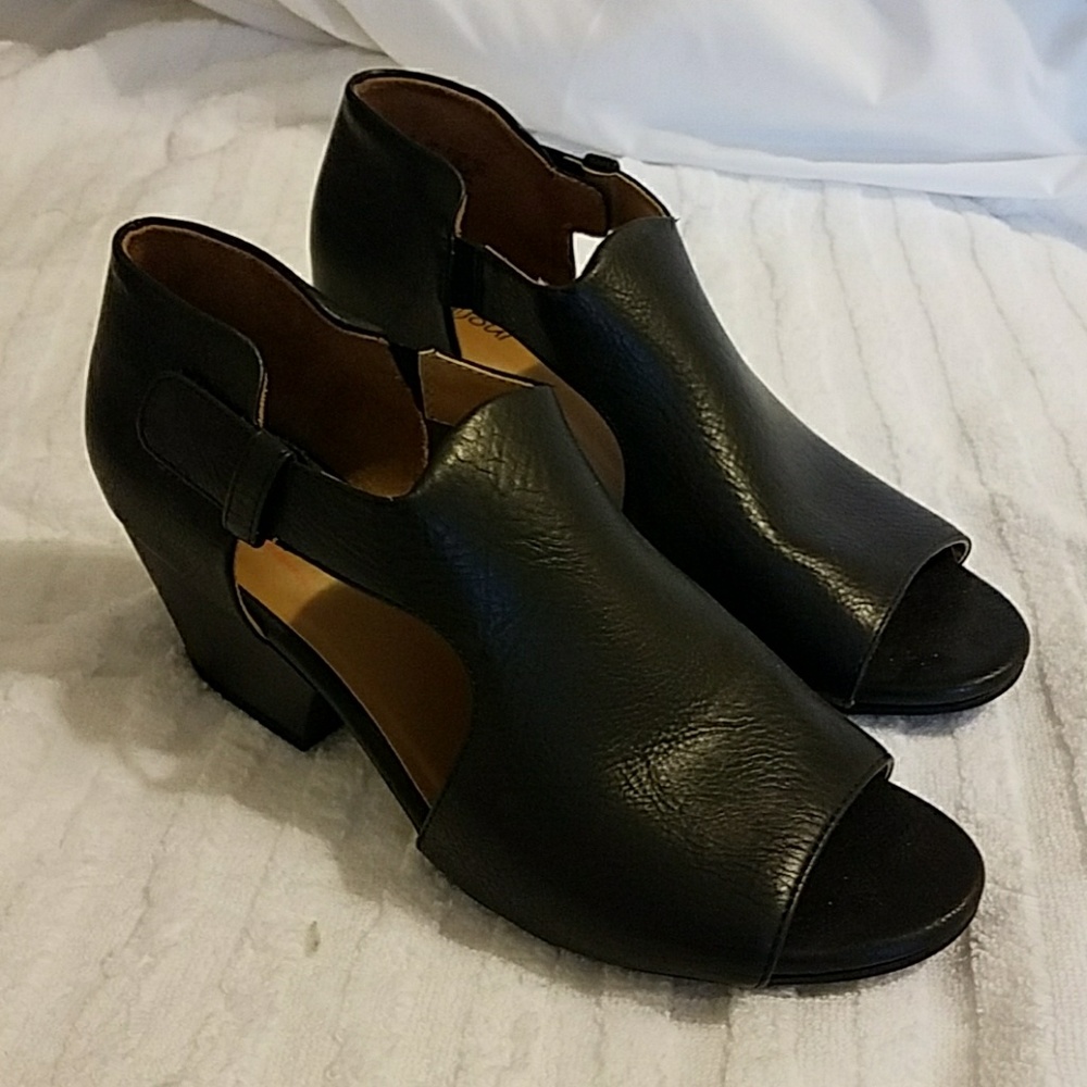 Black leather peep-toe sandals